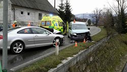 Při dopravní nehodě v Bělé pod Pradědem došlo ke zranění čtyř osob.
